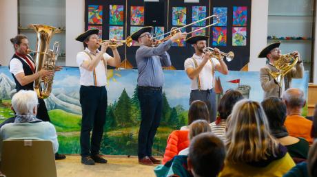 Der Auftritt der Munich Brass Connection in der Grundschule Aichach-Nord
hatte einen hohen Unterhaltungswert für alle Altersgruppen. An die 150 Besucher lockte das Familienkonzert
"verrücktes Glück" in die Aula der Schule.