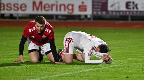 Am Ende war die Flutlicht-Heimpremiere für den SV Mering in der Fußball-Bezirksliga Süd gegen den SVO Germaringen zum Verzweifeln. Hier hadert Endrit Ahmeti (rechts) mit sich und dem Schicksal. 