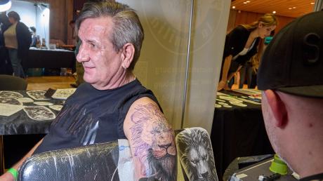 Heinrich Endres lässt nach 40 Jahren sein altes Tattoo mit einem Löwenkopf überdecken.