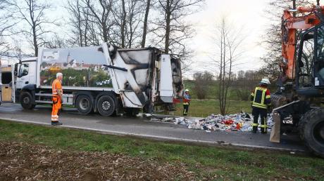Ein Müllfahrzeug der Firma Kühl auf der Straße Walchshofen Inchenhofen<br>Feuer gefangen<br>Mehrere Feuerwehr waren im Einsatz. Der verkohlte Müll wurde mit einem<br>Container abtransportiert<br>