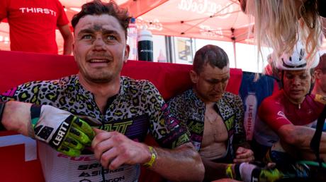 Das Ende der Südafrika-Tour: Georg Egger entledigt sich seiner Handschuhe, Teampartner Lukas Baum sitzt total entkräftet neben ihm.