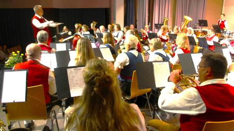 Beim Jahreskonzert des Musikvereins Nersingen, hier die Trachtenkapelle Nersingen-Leibi mit dem Dirigenten Peter Müller, bekam das Publikum ein abwechslungsreiches Programm geboten. 