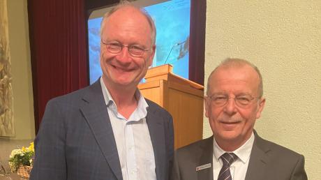 ARD-Wetterexperte und Meteorologe Sven Plöger (links) war zu Gast bei der Sparkasse in Mindelheim. "Zieht euch warm an, es wird heiß!" hieß sein Vortrag, zu dem ihn Vorstandsvorsitzender Thomas Munding begrüßte.