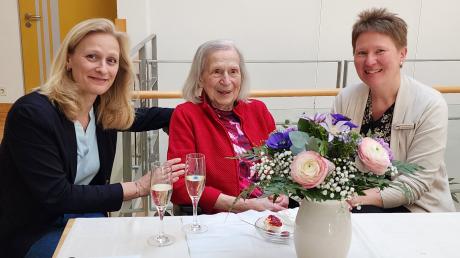 Gabriele Baltusis (Mitte) feiert ihren 100. Geburtstag mit Dießens Bürgermeisterin Sandra Perzul (links) und Iris Reckenfelderbäumler (Awo-Einrichtungsleiterin).