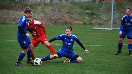 Kaum ein Durchkommen gab es für den TSV Pfersee gegen die Defensive des FC Loppenhausen um Lea Rampp (links) und Emily Bucher.