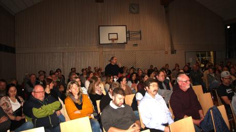 Viel los: Vor allem wegen der stark gestiegenen Kindergartengebühren kamen fast 200 Menschen zur Bürgerversammlung in Hiltenfingen.