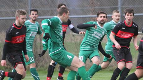 Der SC Oberbernbach II (grüne Trikots) besiegte den TSV Dasing II mit 1:0.