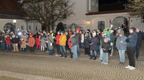 Etwa 150 Teilnehmende waren mit Taschenlampen, Lichtern, Stirnlichtern und anderen Lichtquellen in den Dossenberger Hof gekommen.