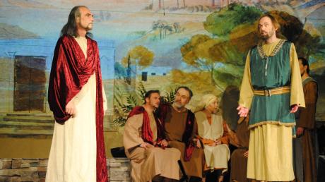 Jesus (Peter Sedlacek) spricht mit Thomas (Christian Vollmann). Im Hintergrund sind die Jünger zu sehen.