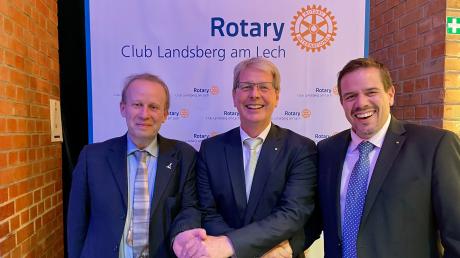 Prof. Armin Brysch (Mitte), Präsident des Rotary Clubs Landsberg, begrüßte zum 50. Jubiläum seines Clubs unter anderem Patrick Lecorgne, Präsident des französischen Partnerclubs Chevreuse et sa Vallée (links), sowie Patrick Wiedmer, Präsident des Schweizer Partnerclubs Illnau-Effretikon.