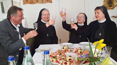 Ein Prosit mit OB Bernhard Gmehling auf die Geburtstag der Ordenschwestern Isentrud, Ulrika und Elisabeth (v.l.). Der Konvent wird derzeit nur noch von elf Schwestern gebildet. 