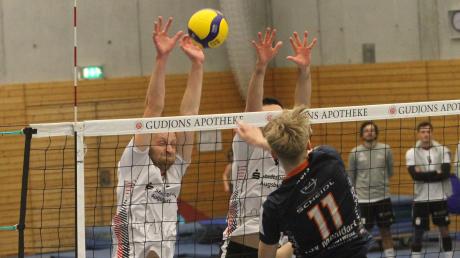 Die Friedberger Volleyballer (weiße Trikots) unterlagen zum Abschluss der Saison in Eibelstadt. 