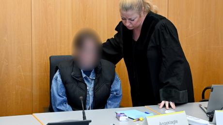 Vor dem Ulmer Landgericht wird der Prozess gegen eine 38-jährige Mutter fortgesetzt, die im Herbst ihr Neugeborenes in Langenau in einen Glascontainer gesteckt hat. 