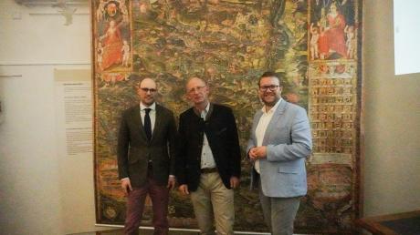 Werner Malcher (Mitte) hat sich intensiv mit der Burgauer Landtafel beschäftigt. Museumsleiter Raphael Gerhardt (links) und Stefan Baisch (Vorsitzender Historischer Verein Günzburg) freuten sich über die gut besuchte Ausstellungseröffnung.