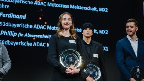Motocross-Erfolgsfahrerin Jasmin Kluschak wurde bei der Sportlehrehrung 2023 des ADAC Südbayern ausgezeichnet.
