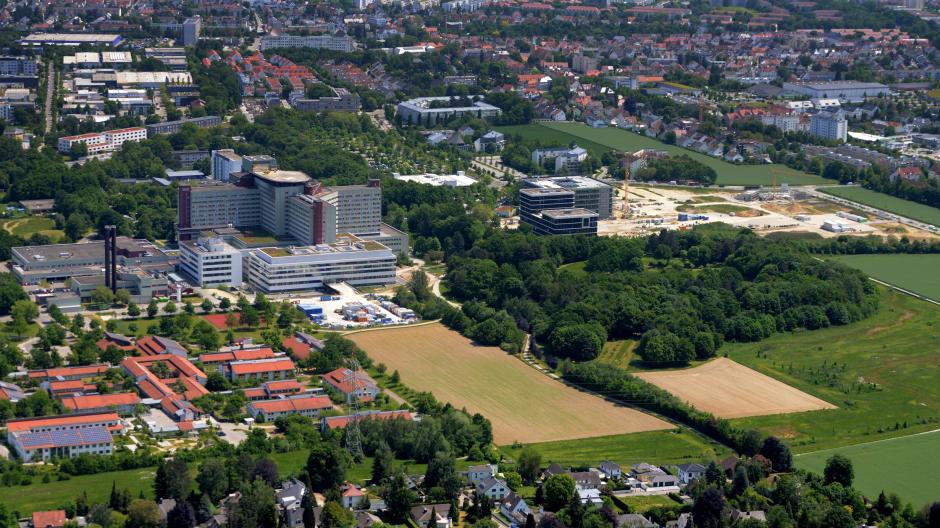 Ein 47-jähriger Häftling ist am vergangenen Montag nach einem Aufenthalt im Bezirkskrankenhaus (BKH) Augsburg (links unten) geflohen. Die Polizei hat ihn inzwischen festgenommen.