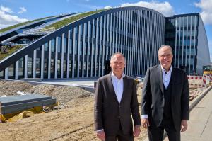 Jürgen Kolper (links) und Ralf Walter von der Firma Walter AG stehen vor dem Innovationsbogen, in dem Anfang April der erste Mieter einzieht. 