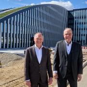 Jürgen Kolper (links) und Ralf Walter von der Firma Walter AG stehen vor dem Innovationsbogen, in dem Anfang April der erste Mieter einzieht. 