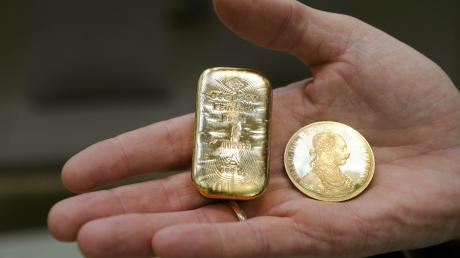 Gold ist in den vergangenen Monaten teuer geworden. Das Foto zeigt einen Barren und eine österreichische Goldmünze mit dem Porträt von Kaiser Franz Joseph.