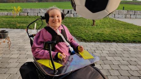 Emily spielt mit einem Fußball auf der Terrasse ihres Hauses. Die inzwischen Elfjährige ist seit einem schweren Autounfall vor zehn Jahren vom Hals abwärts gelähmt. Doch Emily ist lebensfroh – ein Sonnenschein.