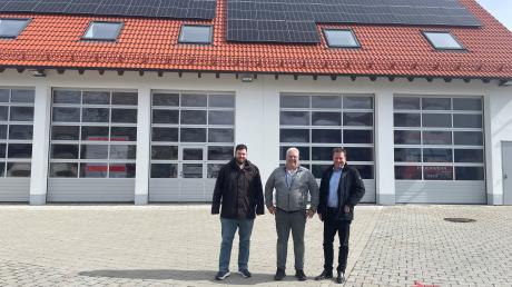 Der Klimabeauftragter Marcus Jung, Wolfgang Kempfle und Bürgermeister Michael Neher (von links) setzten sich für die Kooperation zwischen Vöhringen und der auf Photovoltaik spezialisierten Firma ESS Kempfle ein.