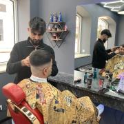 Delo Balasini (Foto) hat mit seinem Zwillingsbruder Kovan einen Barber Shop im ehemaligen Café Vogel eröffnet. Auf dem Foto schneidet er gerade seinem Cousin Falah Kudeida die Haare.