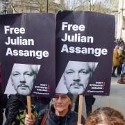 Unterstützer von Julian Assange versammeln sich vor dem High Court in London. Das Gericht traf am Dienstag die Entscheidung, dass der Wikileaks-Gründer nicht unmittelbar an die USA ausgeliefert werden darf. 
