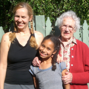 Die drei Hauptprotagonistinnen der Rückkehr nach Aichach: Annamarie Peters mit ihrer Enkelin Michaela (links) und Urenkelin Yosephina (Mitte) 2011 in Melbourne.