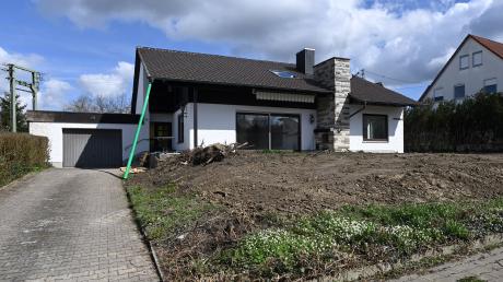 In diesem Haus in Zusmarshausen sollen Geflüchtete untergebracht werden. In der Nachbarschaft stößt das auf Kritik. 