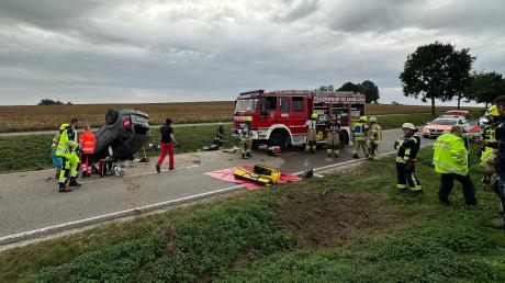 Lebensgefährliche Verletzungen erlitt der Fahrer dieses Autos, das sich im Oktober zwischen Aindling und Appertshausen mehrfach überschlug. Der 63-Jährige wurde in seinem Wagen eingeklemmt. 