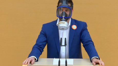 Mit Gasmaske am Rednerpult - nur ein Grund, warum die AfD zahlreiche Rügen bekommen hat.