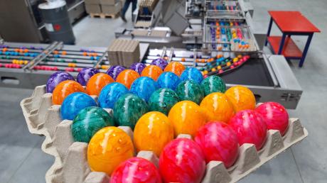 Die farbenfrohen Eier in der Produktion der Firma Beham.