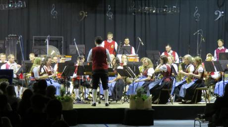 Das Biberbacher Blasorchster begeisterte unter der Leitung seines neuen Dirigenten Maximilian Macha sein Publikum beim Frühjahrskonzert. 