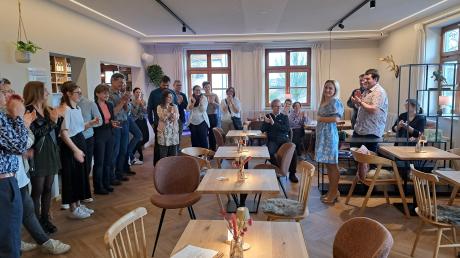 Gerührt und voller Vorfreude auf das, was nun kommen wird, feierte Johanna Wannicke (rechts im Bild) Eröffnung im Café Wohlgefühl in Allmannshofen.