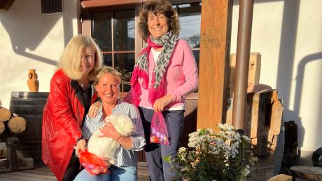 Conny Lehmann, Simone Losinger und Regina Schrall bereiten die Osteraktion der Friedberger CSU gemeinsam vor. Das Häschen der Familie Losinger unterstützt sie tatkräftig. 