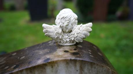 Trauer auf dem Friedhof: Hinterbliebene können nach dem Tod des Partners Witwenrente beantragen.