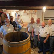 Die „Nachwuchsbrauer“ in der Blauen Ente in Leipheim haben am Palmsonntag zum 90. Mal Bier in der historischen Brauanlage gebraut.