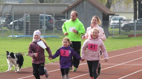 Beim Halbmarathon am 21. April in Altenmünster findet auch ein Kids-Spendenlauf statt. Und auch Hunde dürfen durch drei Landkreise mitlaufen.
