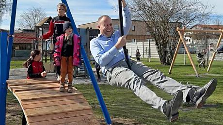 Ein Kindheitstraum wird wahr: Weil er sich schon vor Jahrzehnten eine solche Seilbahn gewünscht hatte, testete Bürgermeister Florian Mair das neue Gerät persönlich.