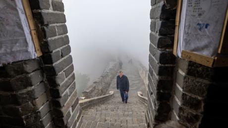 Bayerns Ministerpräsident Markus Söder besichtigt bei Peking ein Stück der Chinesischen Mauer. Dumm nur, dass dichter Nebel die Sicht versperrt.