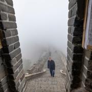 Bayerns Ministerpräsident Markus Söder besichtigt bei Peking ein Stück der Chinesischen Mauer. Dumm nur, dass dichter Nebel die Sicht versperrt.