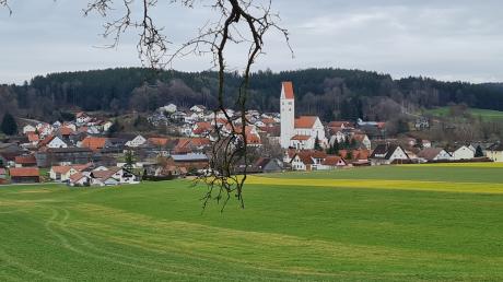 Blick auf Kirchhaslach mit der Kirche Mariäe Himmelfahrt, deren Friedhof Johann Bertele pflegt. Die Gemeinde ernennt den früheren Bürgermeister zum Ehrenbürger.