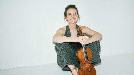 Violinistin Veronika Eberle ist am 6. April nochmal in Illertissen zu Besuch. Als Trio mit Sharon Kam und Markus Becker steht sie auf der Bühne der Kollegshalle.
