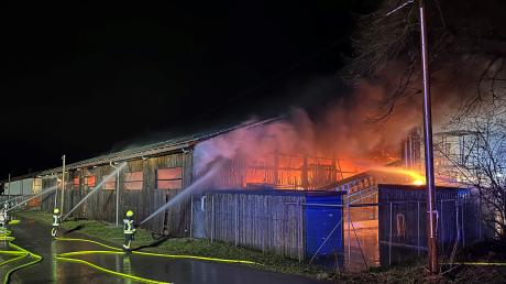 Eine Recyclingfirma in Wiedergeltingen steht in Flammen.
