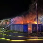 Eine Recyclingfirma in Wiedergeltingen steht in Flammen.