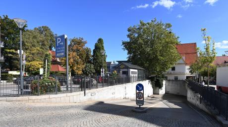 Die heutige Zufahrt zur Tiefgarage für Rathaus und  Stadthalle Gersthofen an der Bahnhofstraße soll geschlossen werden. So kann der Rathausplatz mit dem „Loch“ künftig zum Grünen Herzen umgestaltet werden.