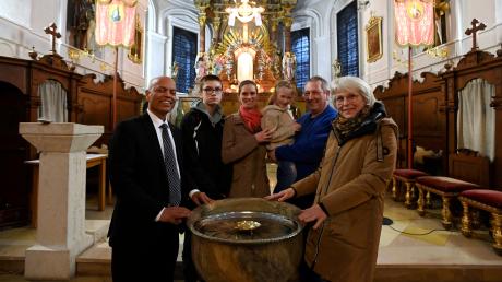 Familie Sallat aus Gennach lässt sich in der Osternacht taufen. Im Bild Pfarrer Sebastian Kandeth (von links), David, Sabrina, Sophia und Frank Sallat sowie Taufpatin Anni Mayer.