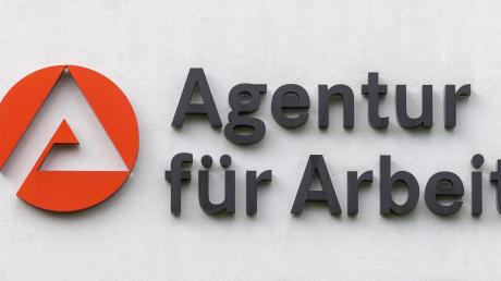 Die Zahl offener Stellen geht in Augsburg weiter zurück. Die Wirtschaftskrise schlägt sich auf dem Arbeitsmarkt nieder.