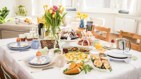 Ein reich gedeckter Tisch beim Osterfrühstück oder Osterbrunch ist in vielen Familien Tradition. 