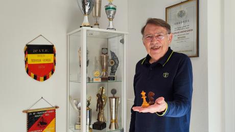 Eine beachtliche Vitrine voller Pokale erzählt von der beeindruckenden Schachbilanz des 90-jährigen Bad Wörishofers Wilfried Groenegress.

